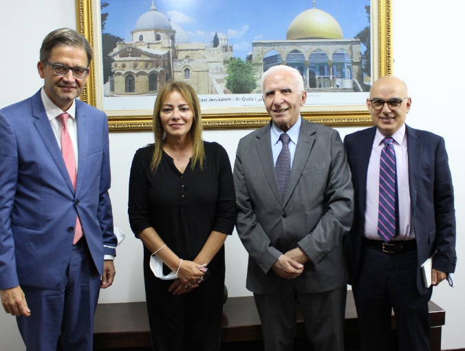 الأحمد يطلع ممثل ألمانيا على تطورات الأوضاع في فلسطين